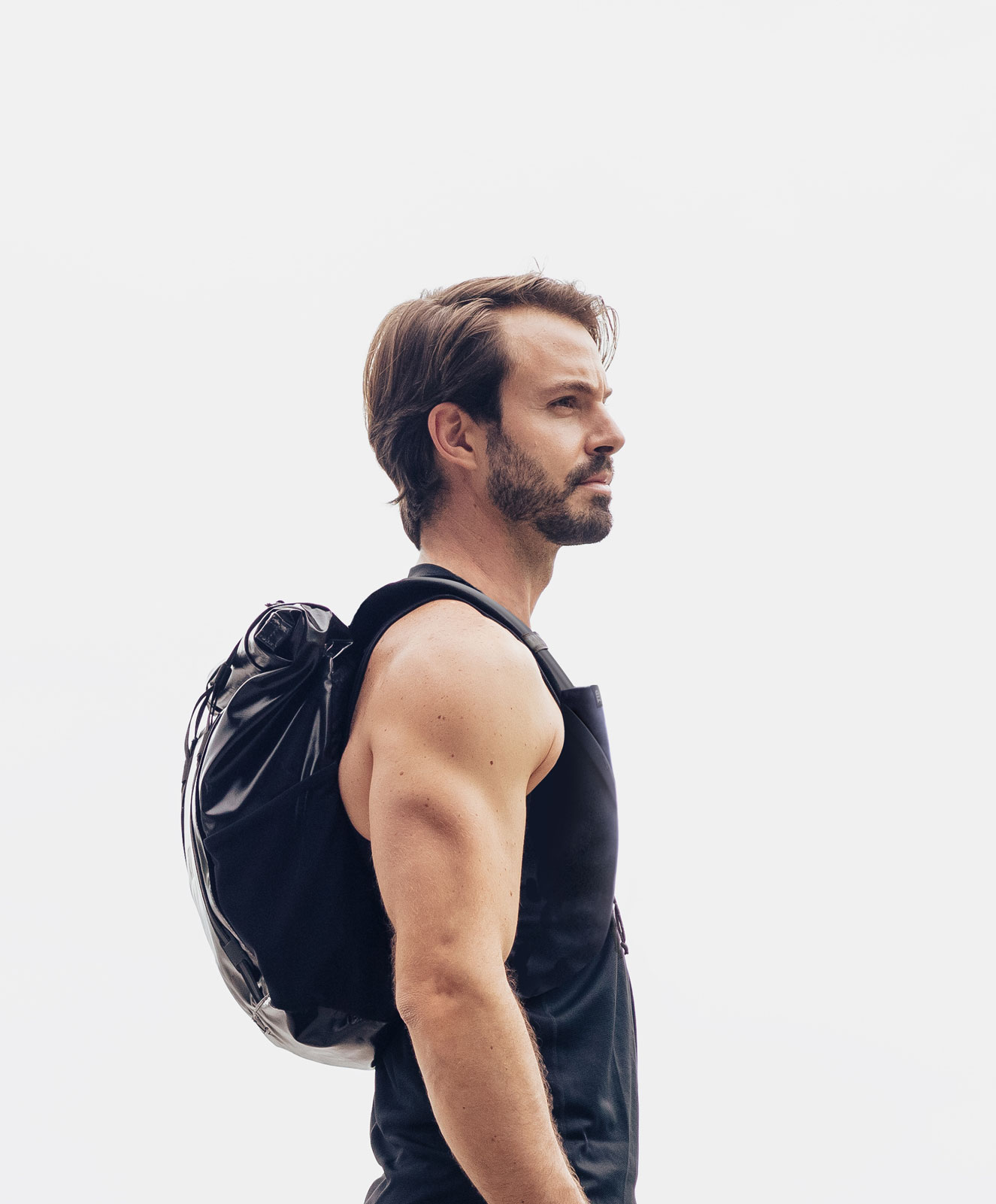 Commute Packを身体に沿わせて背負った横向きシルエット