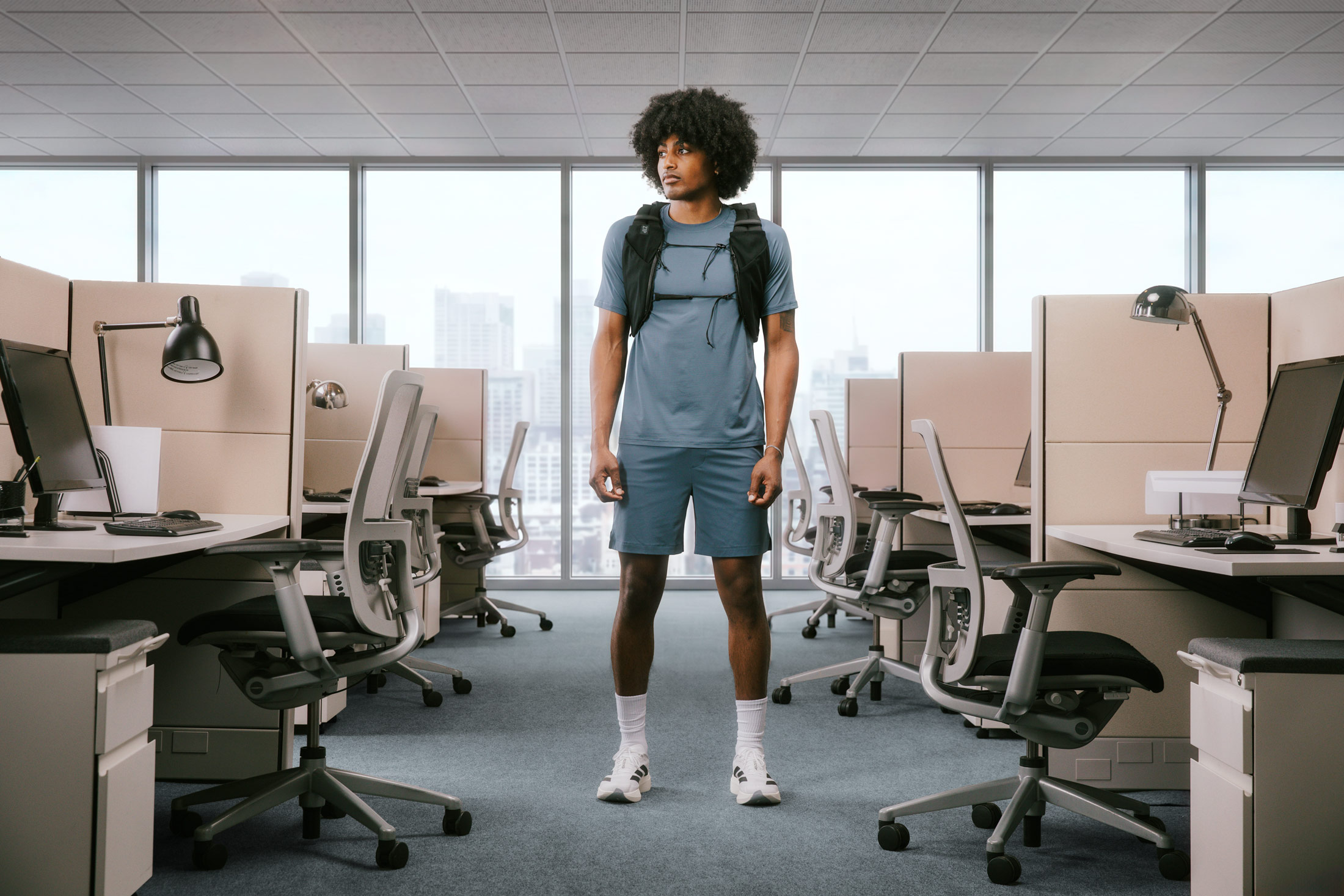 オフィスでZip Runningのバッグを背負う男性
