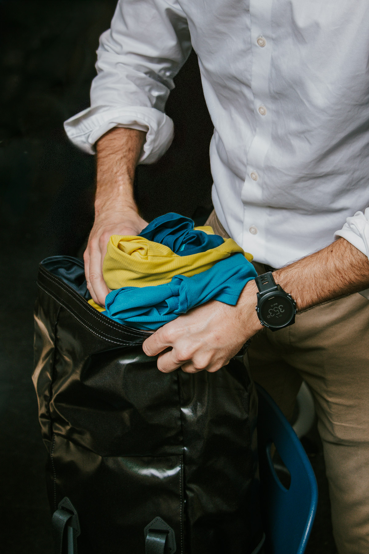 Commute Packにランニングウェアを収納する手元