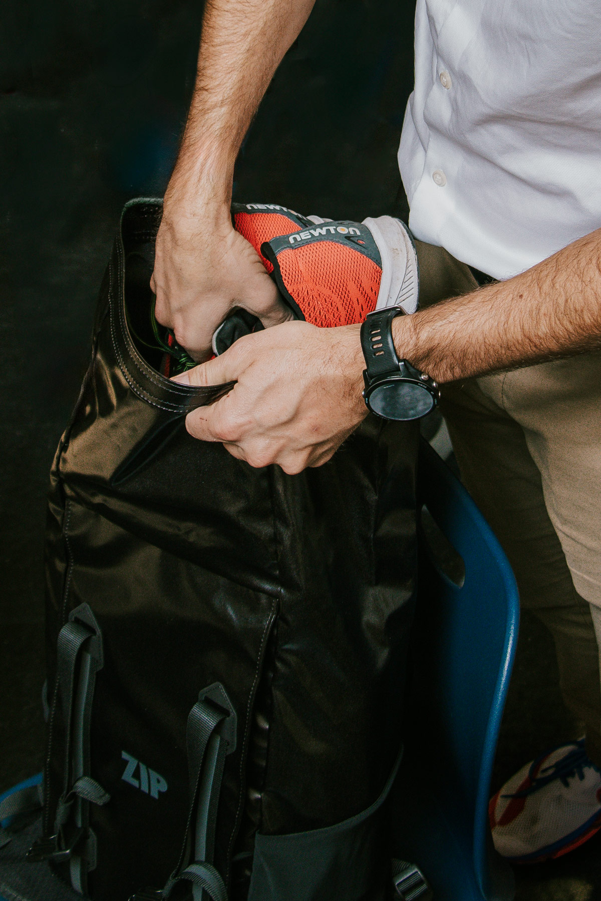 Commute Packにランニングシューズを収納する手元